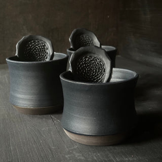 Ingwer Tasse Neumond schwarz | black clay