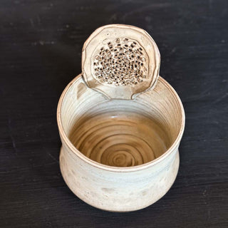 Ingwer Tasse Beige Matt mit Effekten | black clay