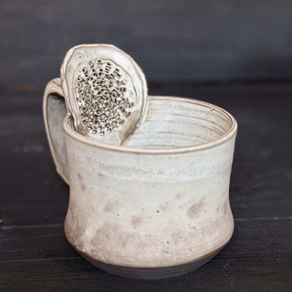 Ingwer Tasse Beige Matt mit Effekten | black clay