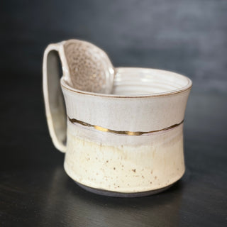 Ingwer Tasse Creme mit Spots & Echtgold Veredelung | black clay