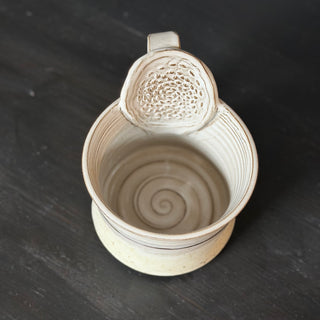 Ingwer Tasse Creme mit Spots & Echtgold Veredelung | black clay