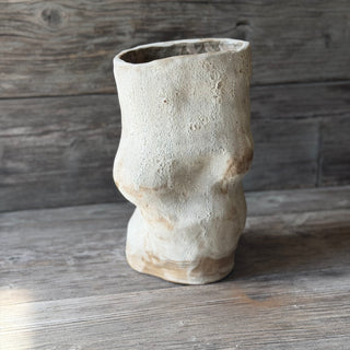 Vase mit weisser Kraterglasur