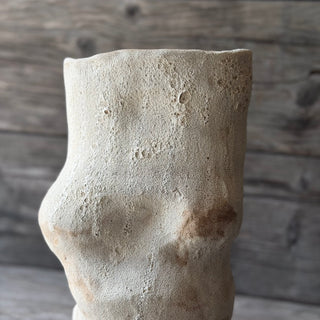 Vase mit weisser Kraterglasur
