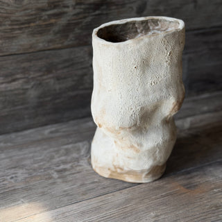 Vase mit weisser Kraterglasur