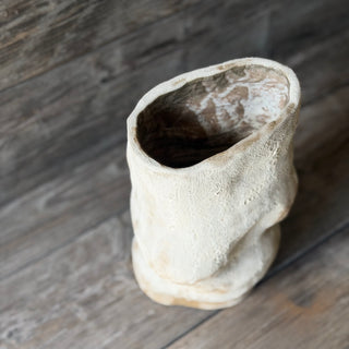 Vase mit weisser Kraterglasur